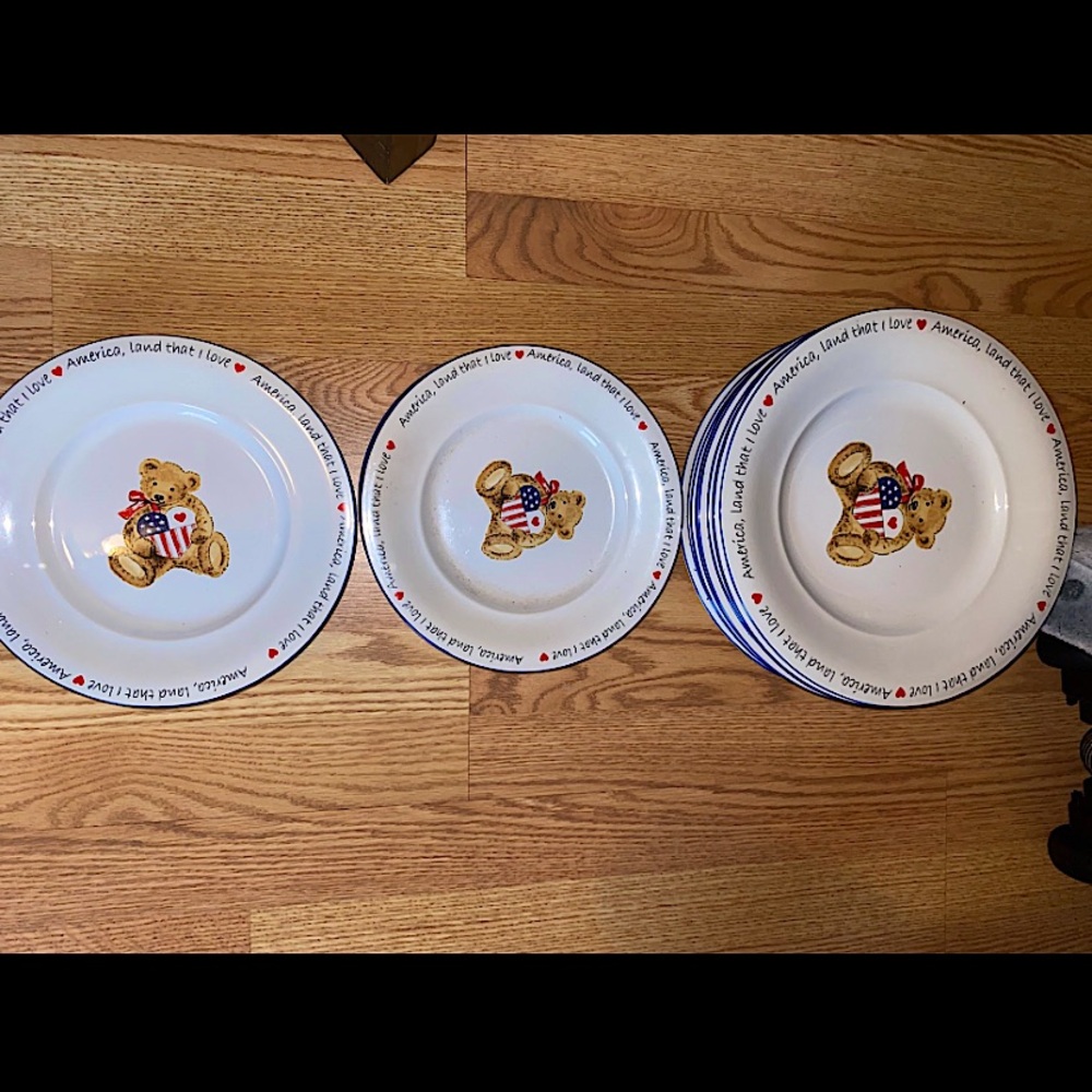 Retreneu Land That I Love 2002 Dinner Plate Set